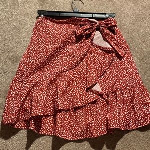 Size sm dotted pattern skirt